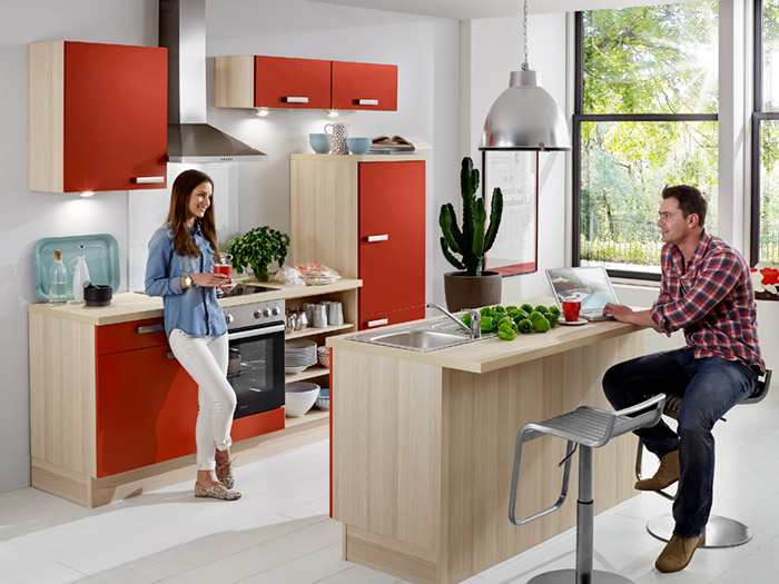 Rote Küche mit Holzelementen für kleine Räume