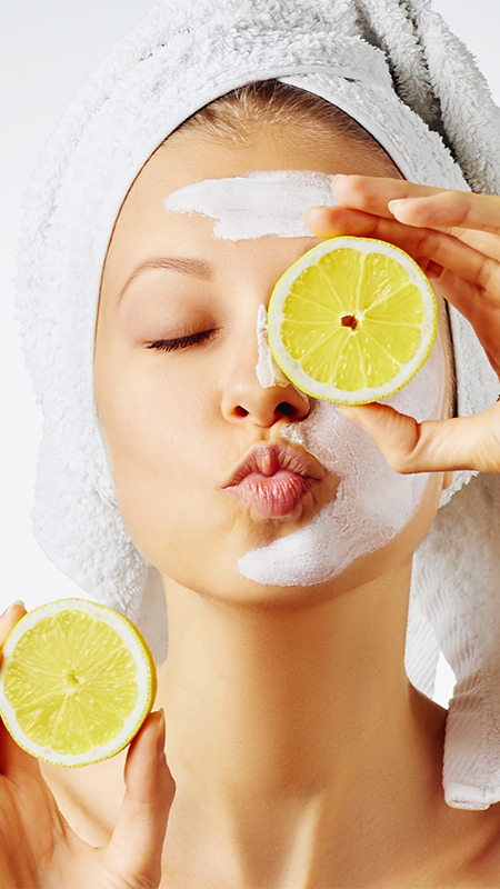 Gesichtsmaske mit Zitronenscheiben